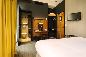 Double Room | Minibar, in-room safe, desk, soundproofing