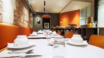 Desayuno buffet diario (EUR 16 por persona)