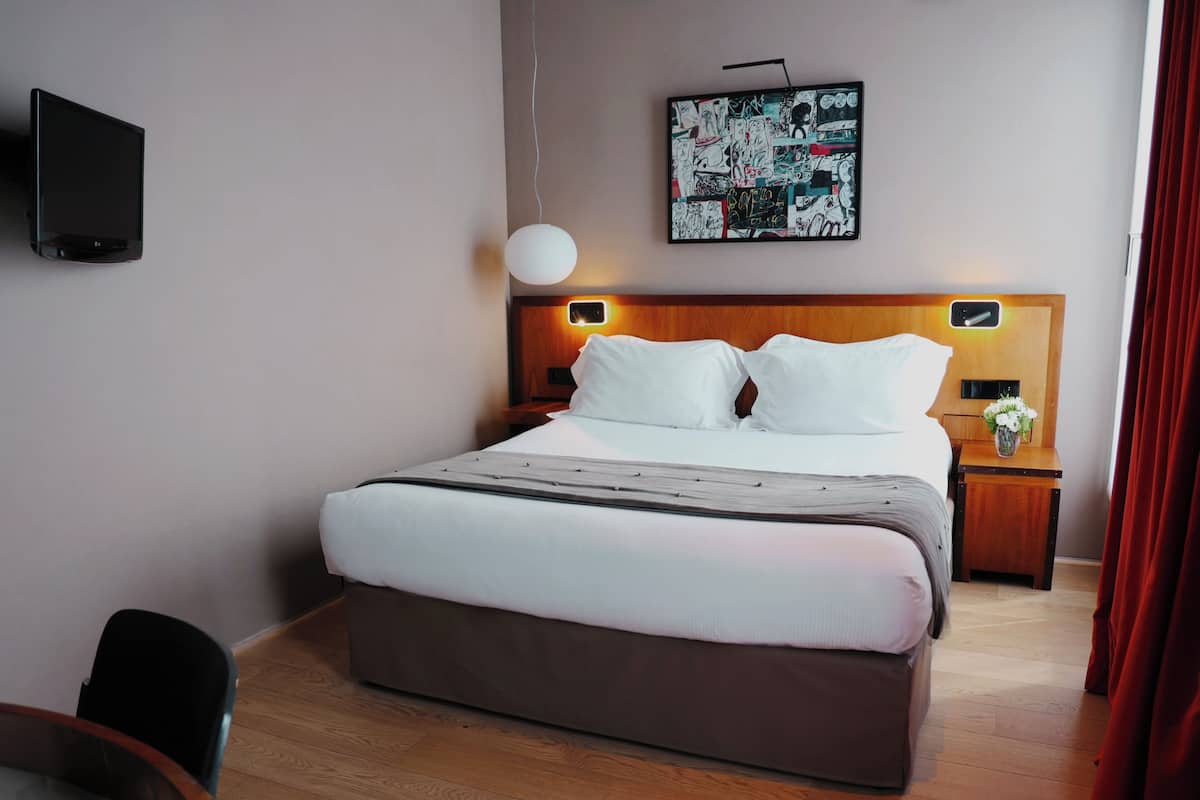 Double Room | Minibar, in-room safe, desk, soundproofing