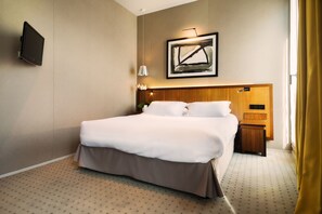 ميني بار وخزنة داخ ل الغرفة ومكتب وتجهيزات عازلة للصوت