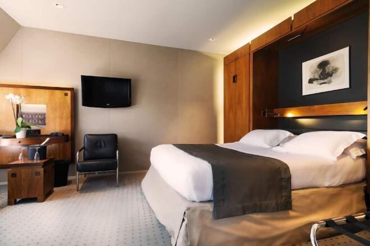 Minibar, in-room safe, desk, soundproofing