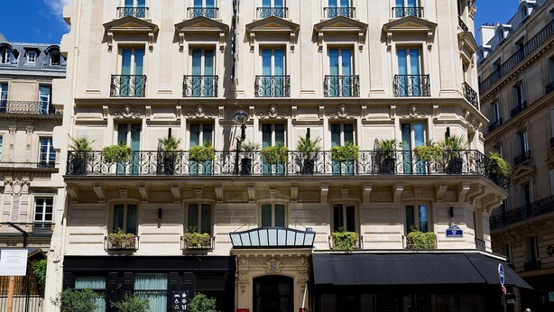 A multi-story building with a classic architectural style, featuring balconies with wrought iron railings and decorative moldings. - Hôtel Châteaudun Opéra (Paris)