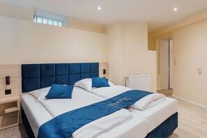 Economy Quadruple Room Shared bathroom | Desk, blackout drapes, soundproofing, free WiFi - Steen's Hotel (Hamburg)