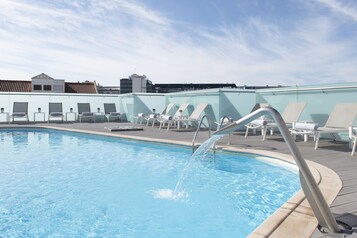 Piscine extérieure, parasols de plage, chaises longues