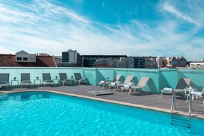 Outdoor pool, pool umbrellas, sun loungers - SANA Reno Hotel (Lisbon)