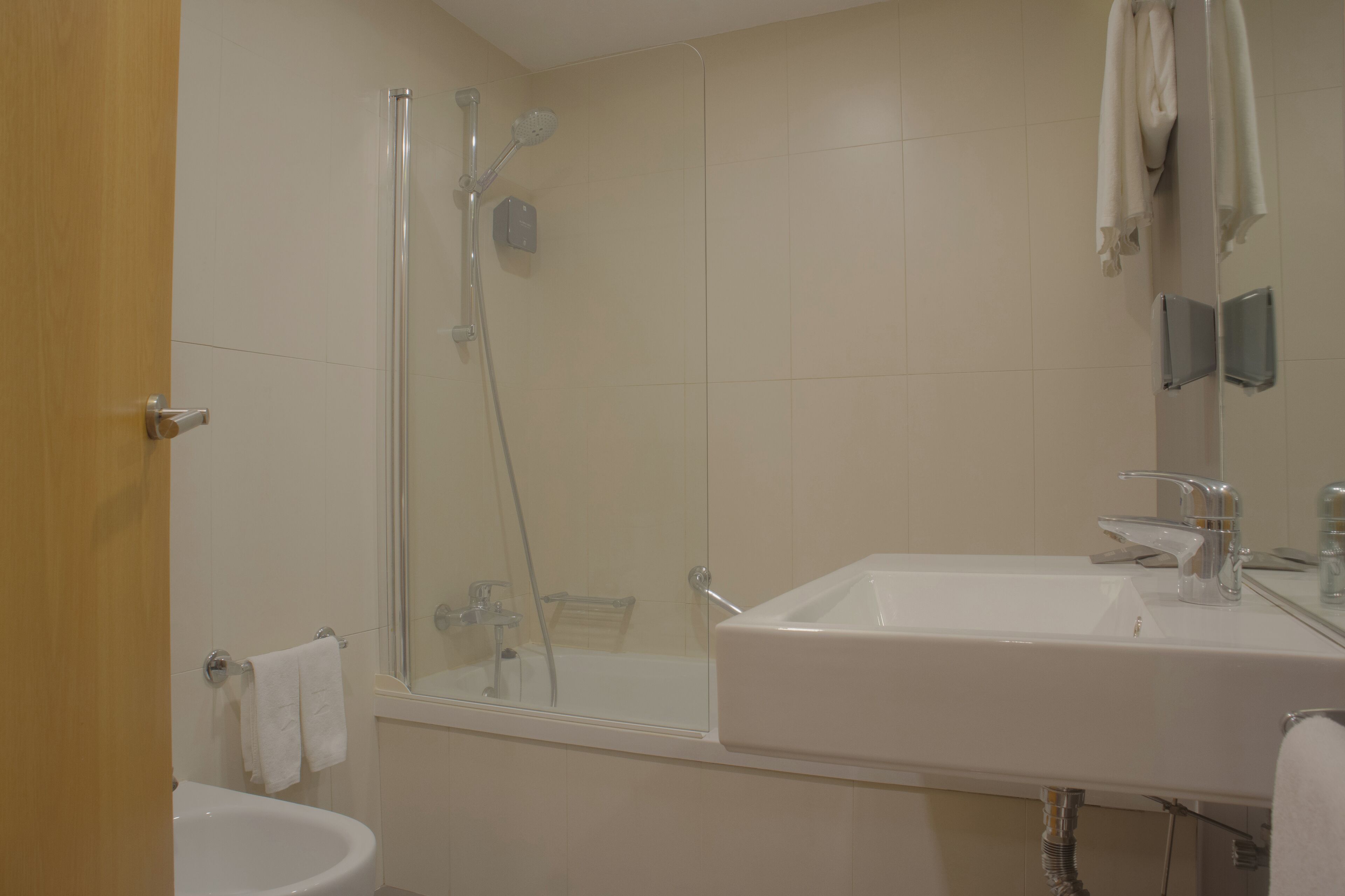 suite | bathroom | bathtub, free toiletries, hair dryer, bidet