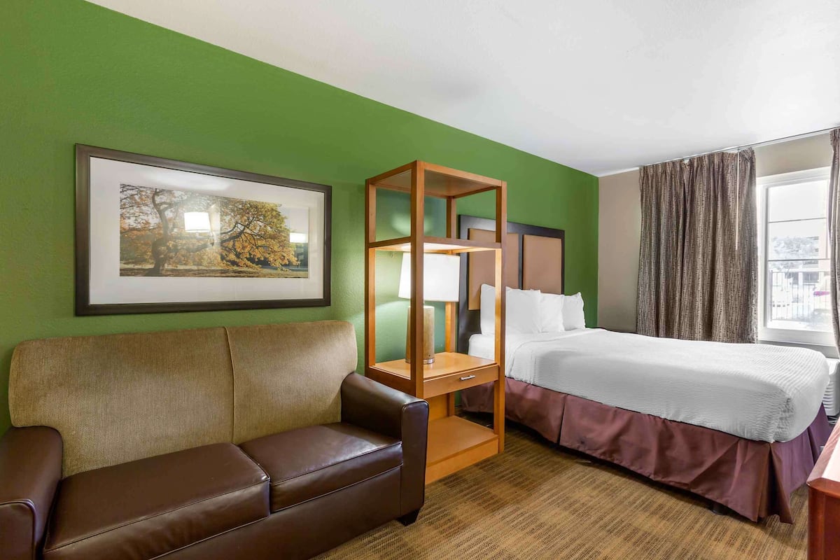 Deluxe Studio, 1 Queen Bed with Sofa bed, Non Smoking | Desk, iron/ironing board, free WiFi, bed sheets