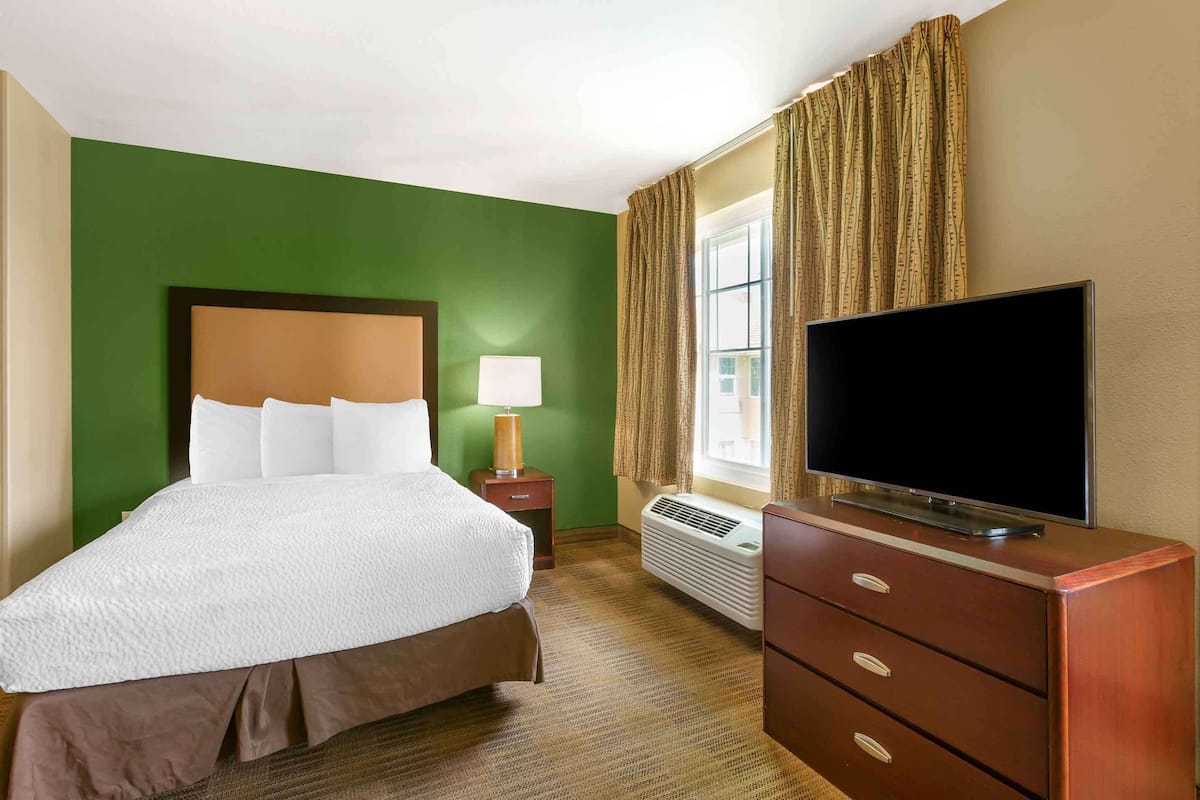 Deluxe Studio, 1 Double Bed with Sofa bed, Accessible, Non Smoking | Desk, iron/ironing board, free WiFi, bed sheets