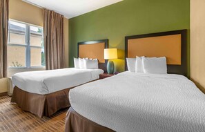 Escritorio, cortinas blackout y tabla de planchar con plancha 