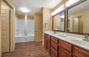 Combined shower/tub, free toiletries, hair dryer, towels