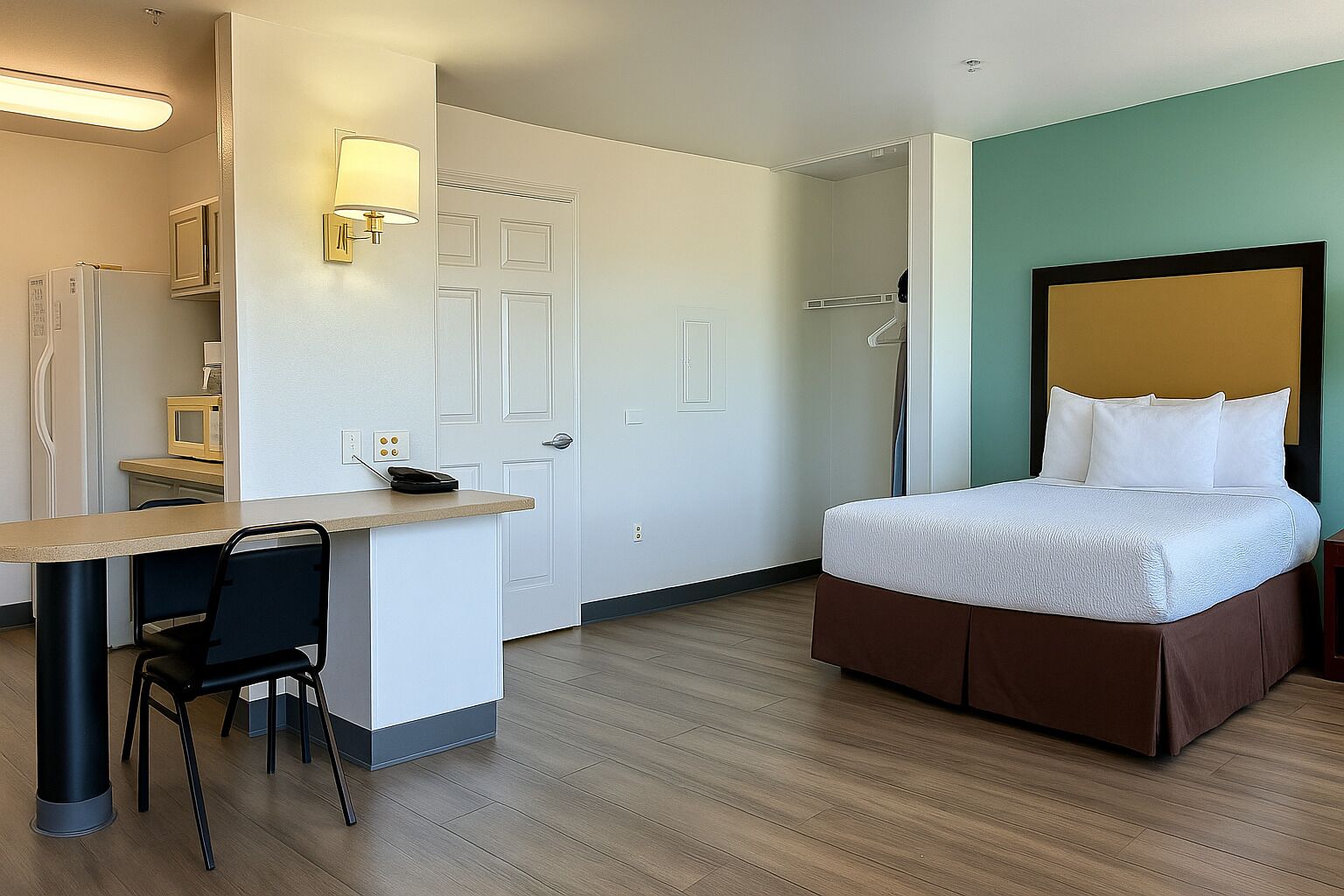 Suite, 1 Double Bed, Non Smoking | Dining room