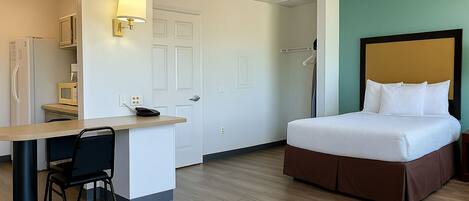 Suite, 1 Double Bed, Non Smoking | Dining room