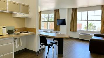 Suite, 1 letto matrimoniale, non fumatori | Cucina privata | Frigorifero con congelatore, microonde, piano cottura