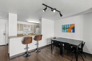 Suite, Multiple Beds, Non Smoking (Efficiency) | In-room dining - MainStay Suites Las Vegas Flamingo (Las Vegas)