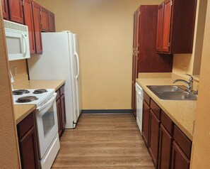 Suite, Multiple Beds, Non Smoking (Efficiency) | Private kitchen | Full-size fridge, microwave, stovetop, cookware/dishes/utensils