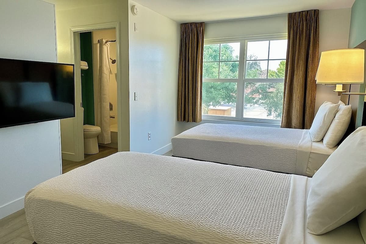 Suite, 2 eenpersoonsbedden, niet-roken (Efficiency, Upgrade) | Een bureau, een strijkplank/strijkijzer, extra bedden, gratis wifi