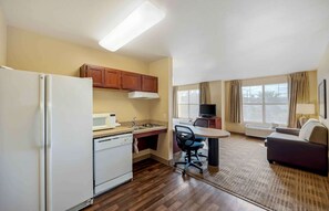 Refrigerador con freezer, microondas, placa de cocina