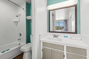 Suite, 2 camas dobles, no fumadores | Baño | Ducha y bañera combinadas, secador de pelo, toallas y jabón