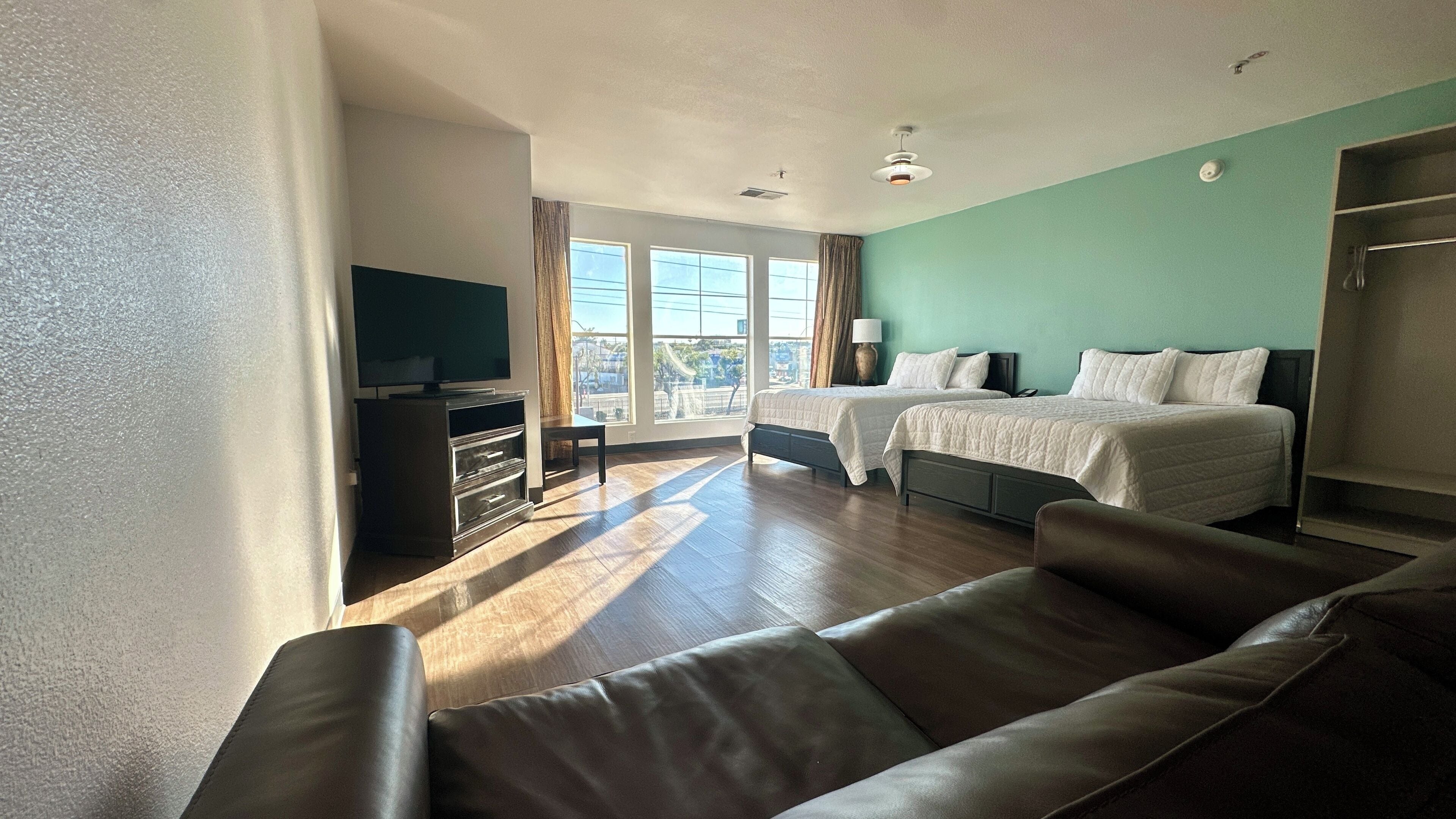 Suite, plusieurs lits, non-fumeurs (Efficiency) | Coin séjour | Télévision à écran plat de 32 pouces avec chaînes par câble, télévision