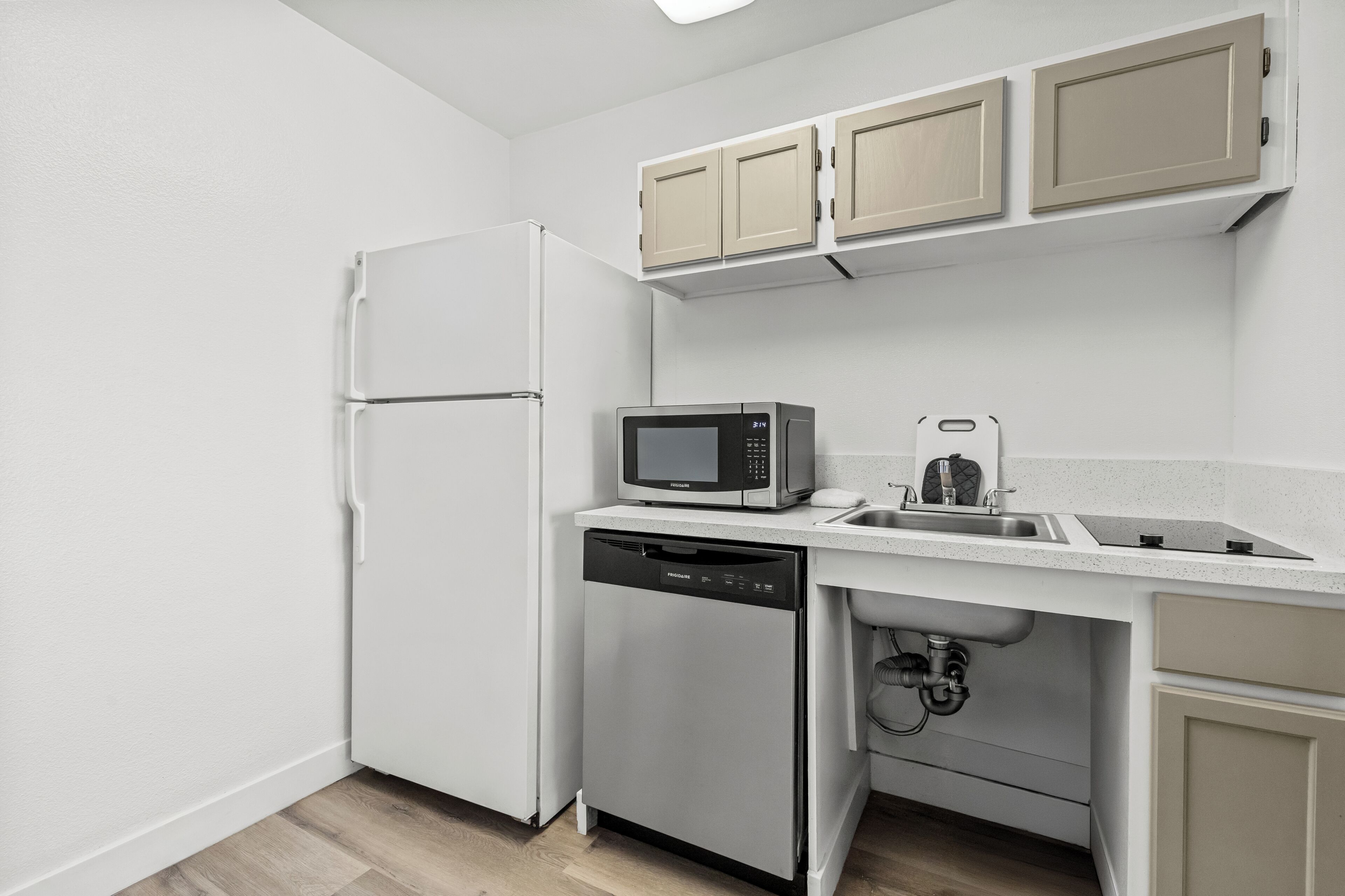 Suite, 1 Double Bed, Non Smoking | Private kitchen