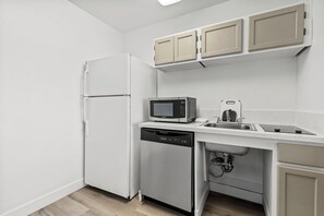 Refrigerador con freezer, microondas, placa de cocina