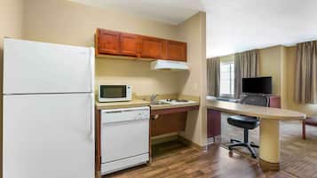 Studio, 1 Queen Bed with Sofa bed, Accessible, Non Smoking | Desk, iron/ironing board, free WiFi, bed sheets