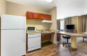 Studio, 1 Queen Bed with Sofa bed, Accessible, Non Smoking | Desk, iron/ironing board, free WiFi, bed sheets