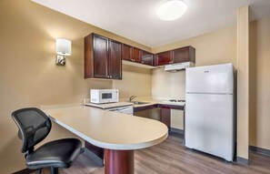 Deluxe Studio, 1 King Bed with Sofa bed, Non Smoking | Pillowtop beds, in-room safe, desk, blackout drapes - Extended Stay America Suites Columbus Polaris (Columbus)