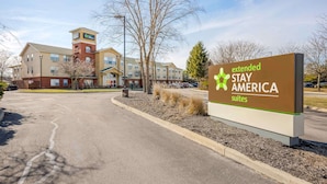 Ein Schild für Extended Stay America Suites, im Hintergrund ein Gebäude.