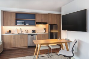 Estudio, varias camas | Cocina privada | Refrigerador, microondas, lavavajillas y cafetera y tetera 