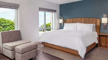 Quarto, 1 cama King | Edredons de pluma, camas com colchões pillow-top