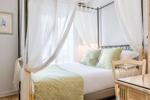 Minibar, in-room safe, desk, soundproofing - Villa Alessandra (Paris)