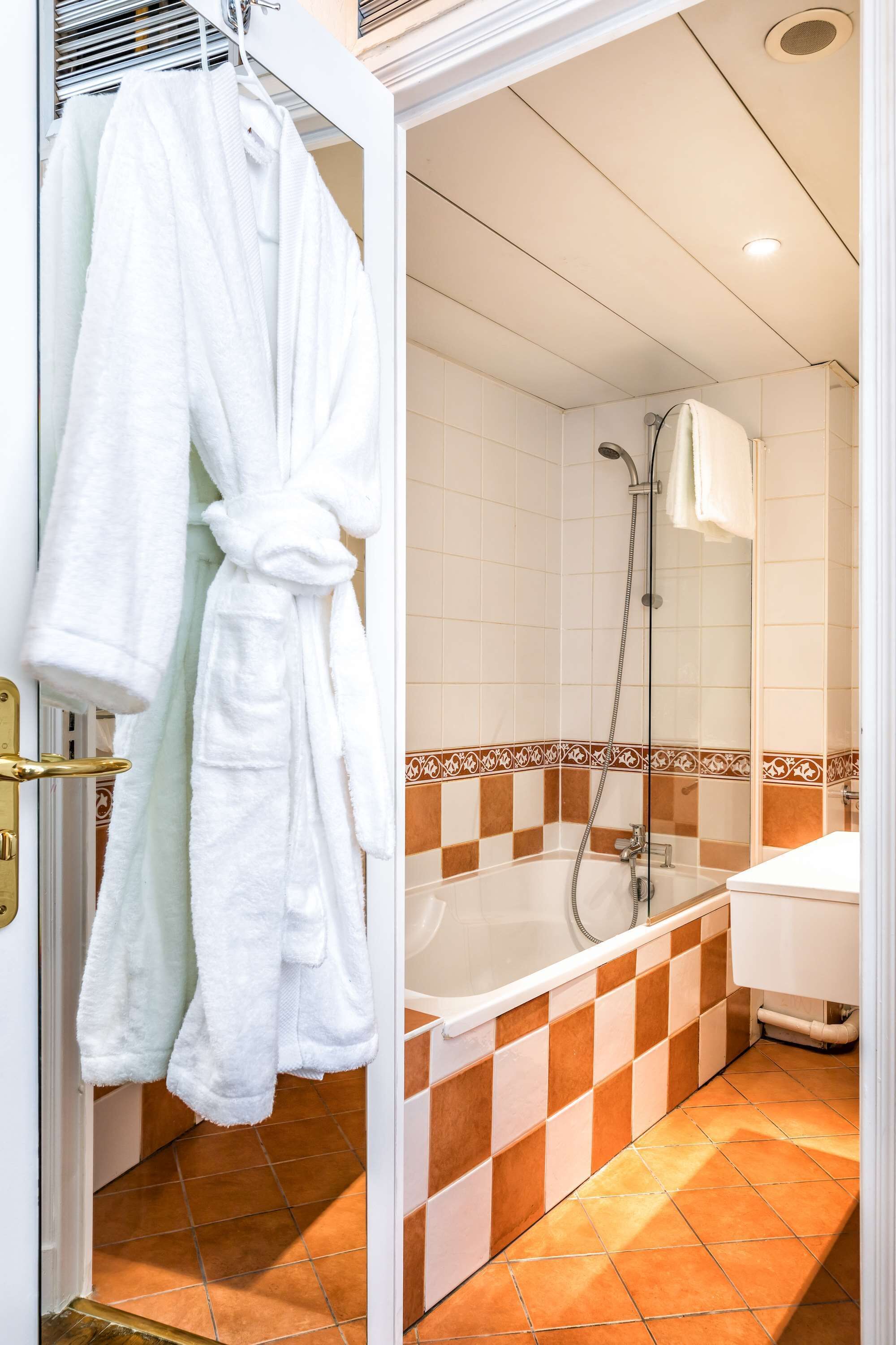 combined shower/bathtub, hair dryer, towels