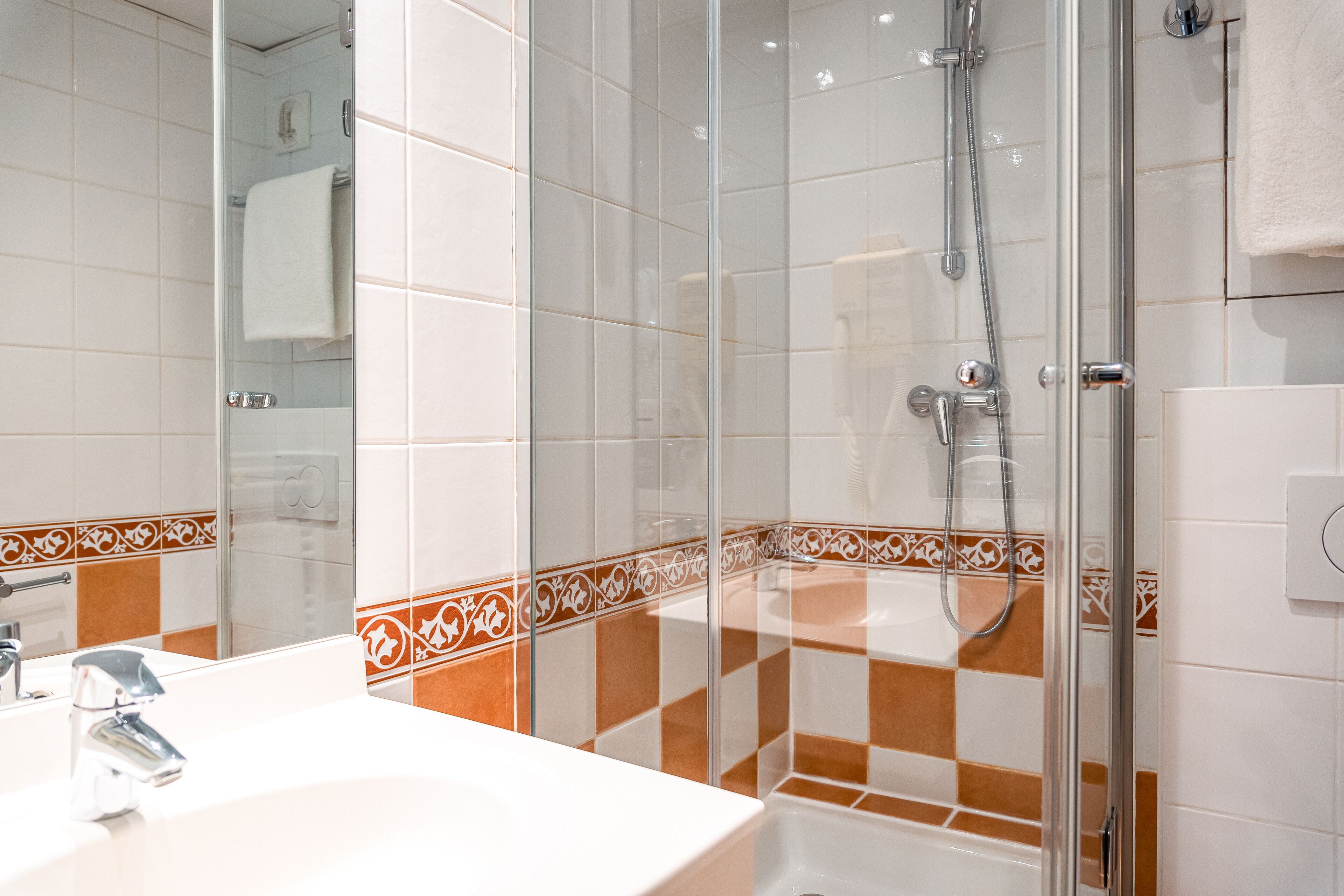 classic single room | bathroom | combined shower/bathtub, hair dryer, towels