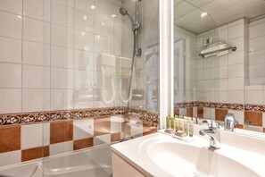 Combined shower/tub, hair dryer, towels