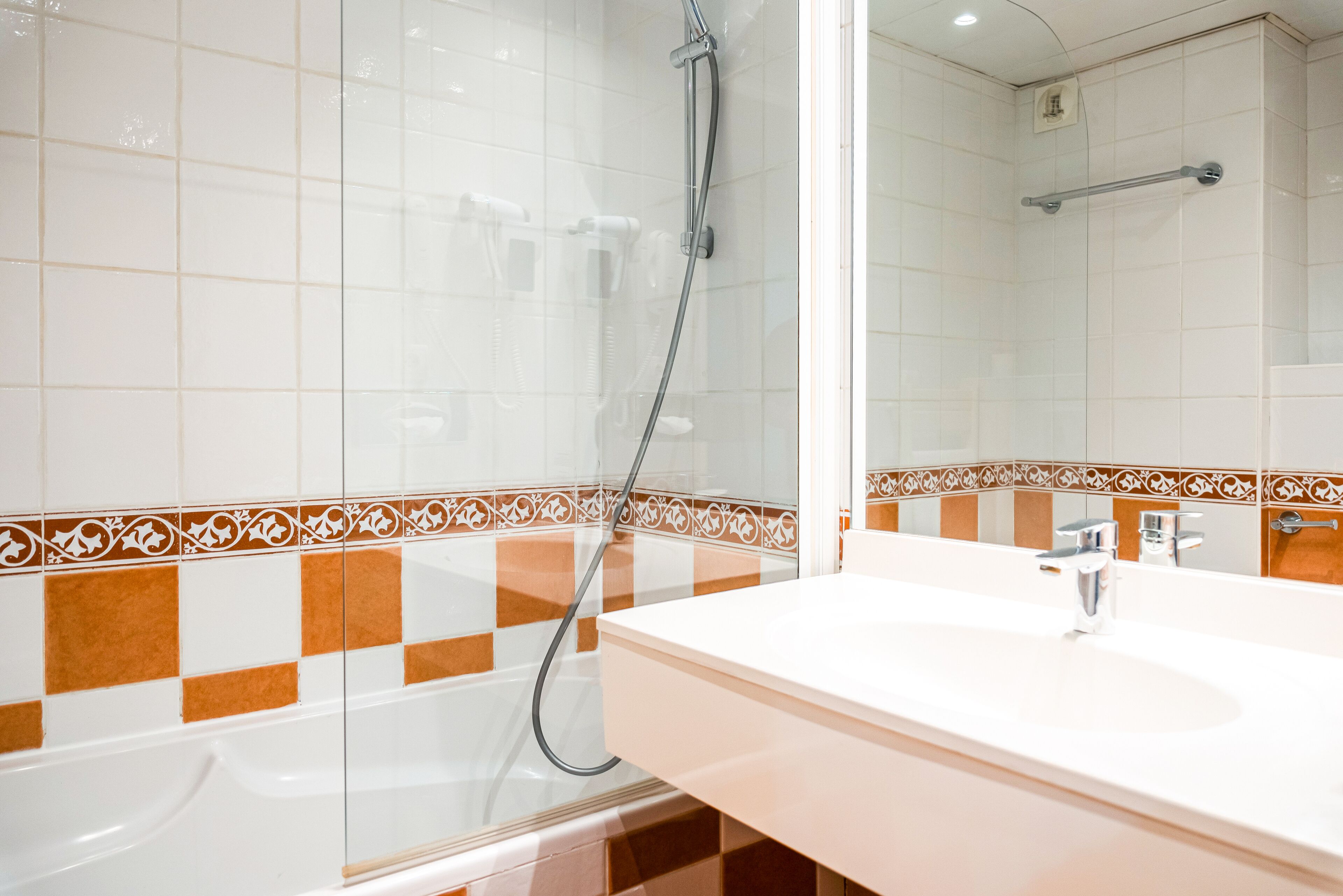 standard twin room | bathroom | combined shower/bathtub, hair dryer, towels