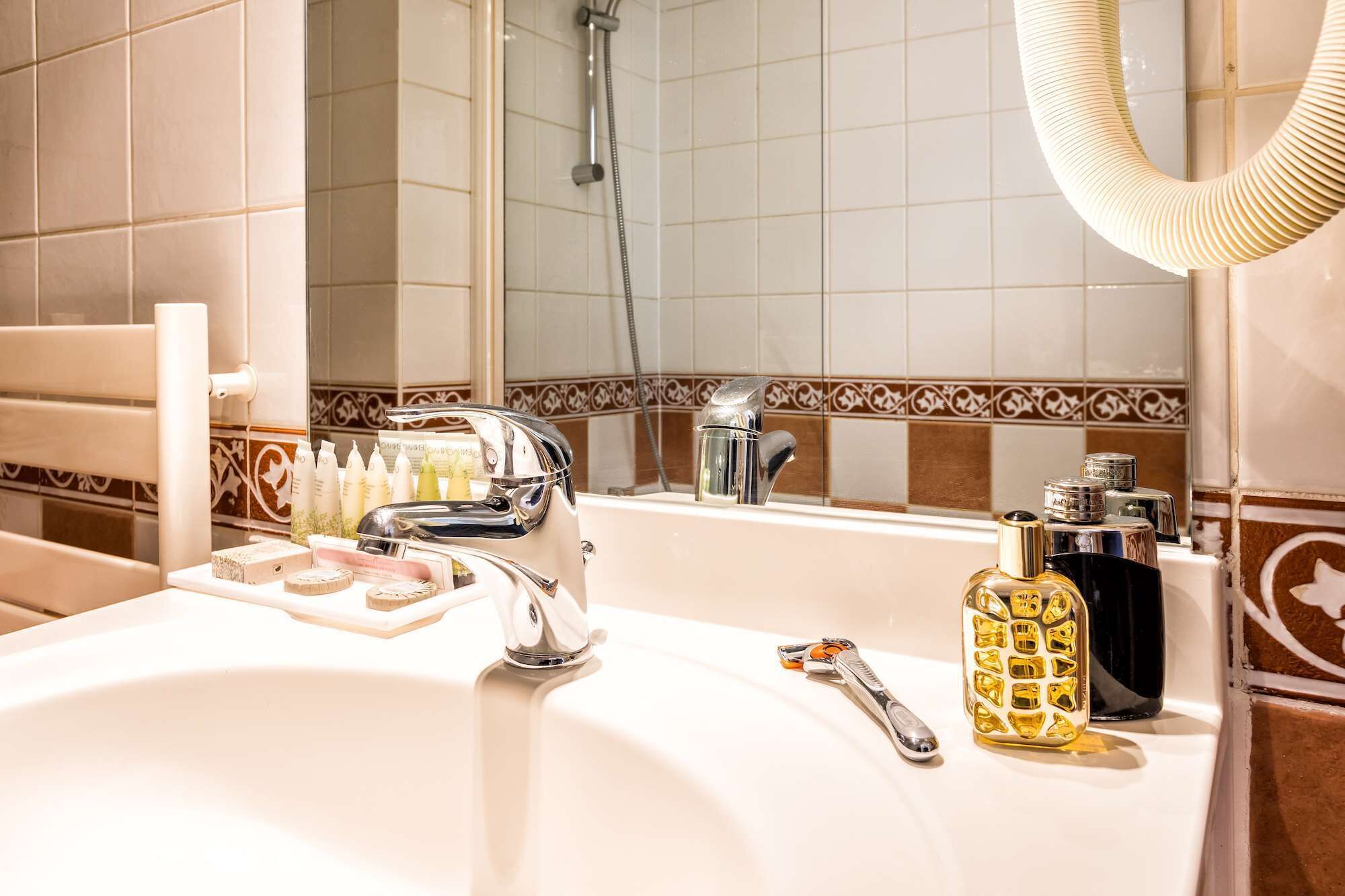 triple room | bathroom | combined shower/bathtub, hair dryer, towels