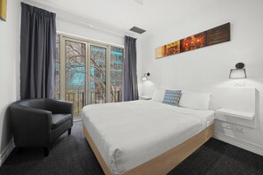 Appartamento Standard, 1 camera da letto | Una cassaforte in camera, con arredamento individuale, una scrivania