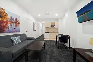 Standard-Apartment, 1 Schlafzimmer | Wohnbereich | 45-Zoll-Flachbildfernseher mit Kabelempfang, Fernseher