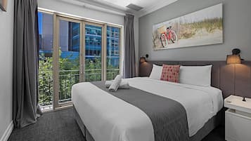 Apartamento premium, 1 quarto | Cofres nos quartos, individualmente mobiliados, escrivaninha