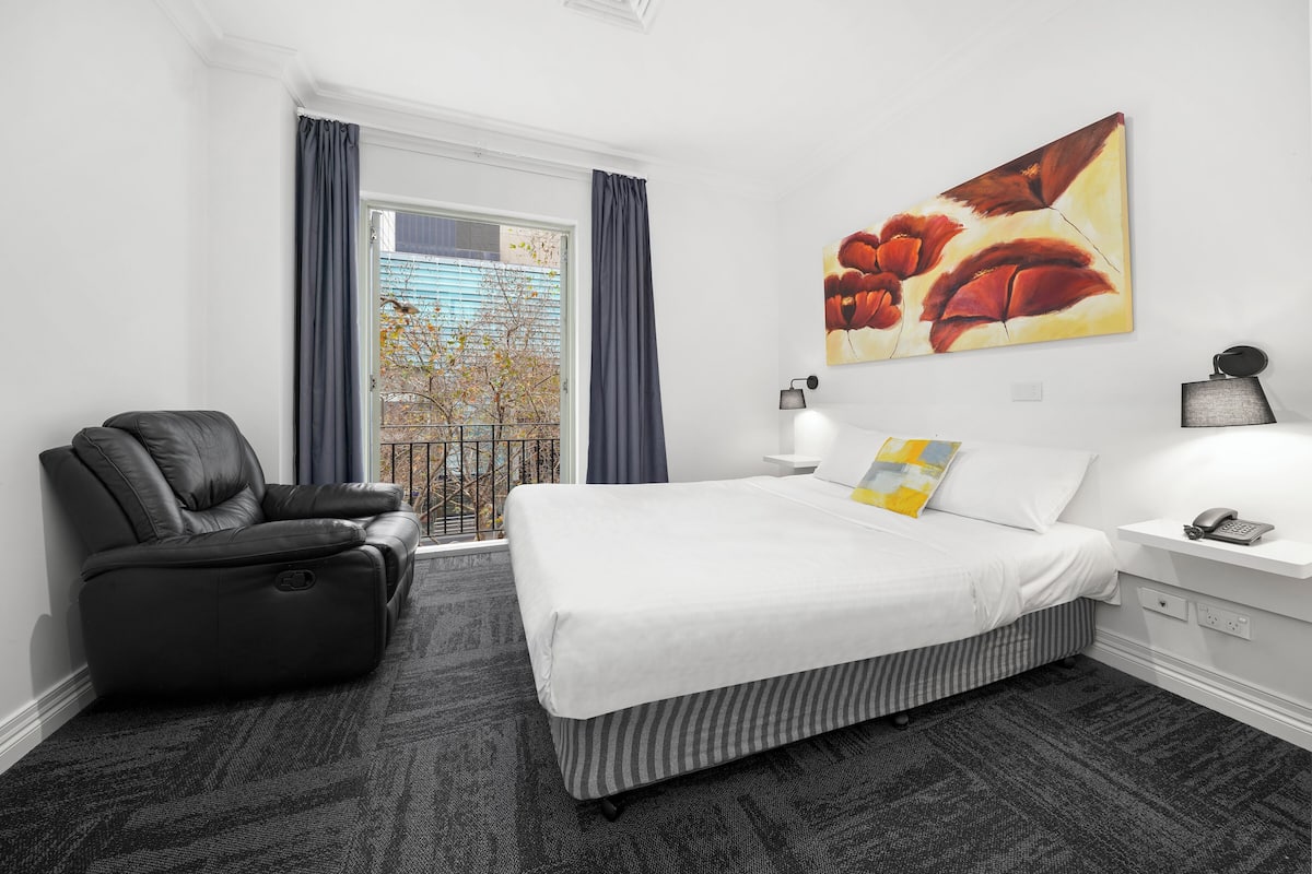 Standard Apartment, 1 Bedroom | In-room safe, individually furnished, desk, soundproofing
