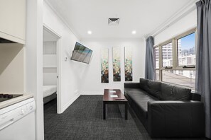 Appartamento Standard, 2 camere da letto | Area soggiorno | TV a schermo piatto 45 pollici con canali via cavo, TV