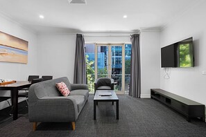 45-inch flat-screen TV with cable channels, TV - Comfort Apartments Melbourne Central (Melbourne)