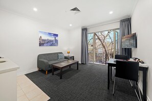 Appartamento Standard, 1 camera da letto | Area soggiorno | TV a schermo piatto 45 pollici con canali via cavo, TV