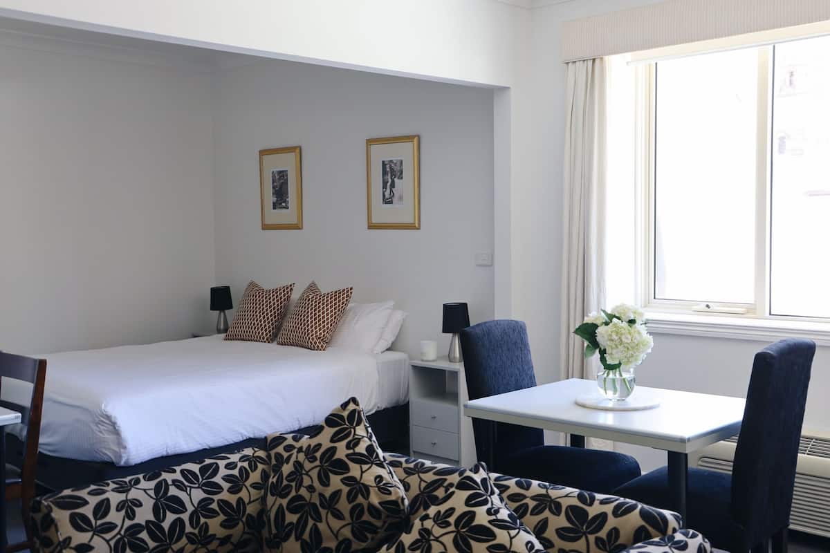 Studio | Een bureau, een strijkplank/strijkijzer, babybedden, gratis wifi