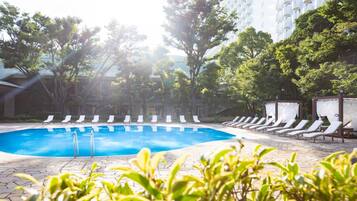 Seasonal outdoor pool