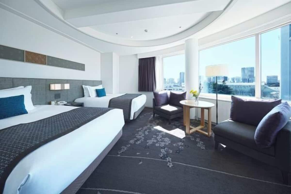 Edredón, minibar, caja de seguridad en la habitación y escritorio