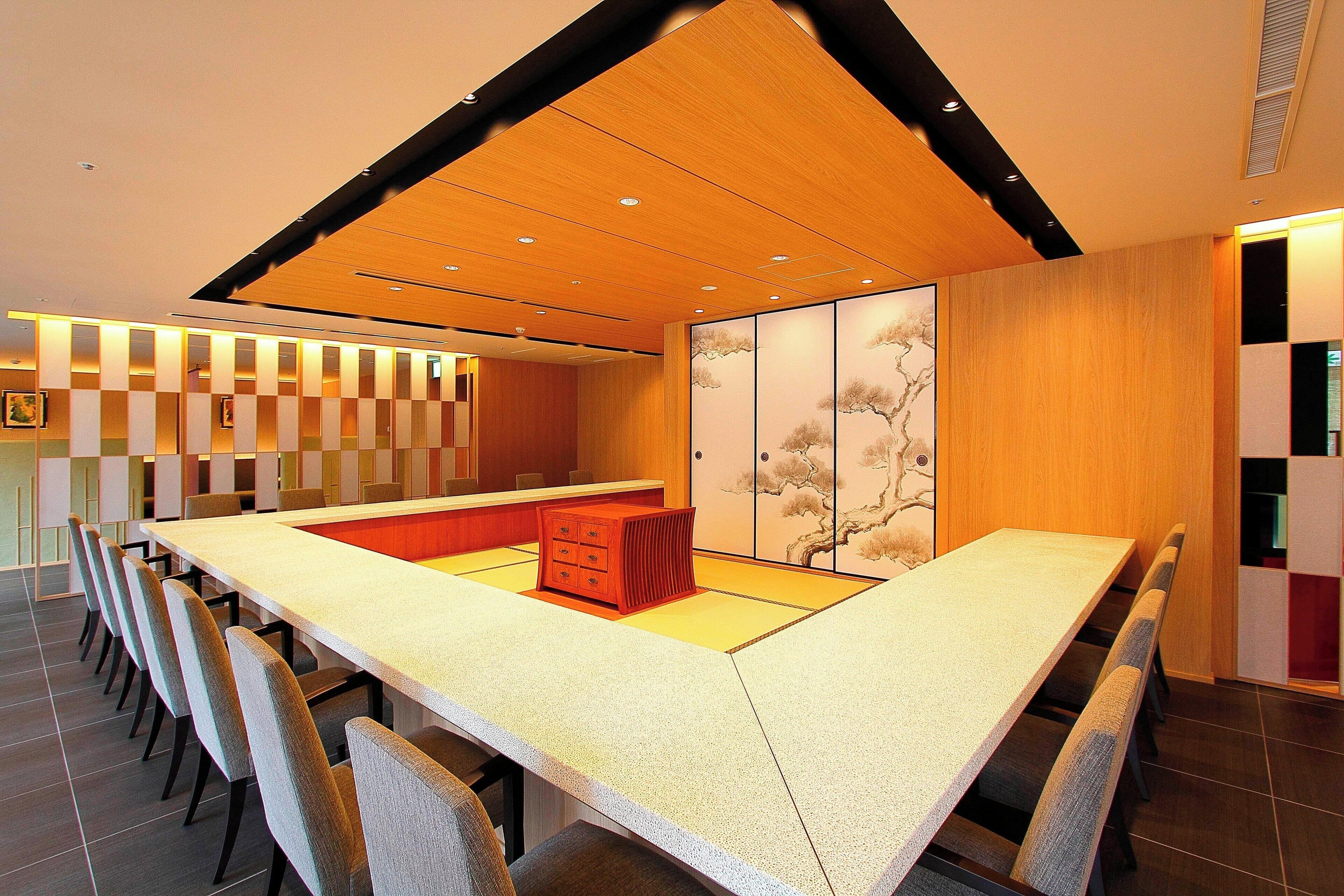 2 restaurants, breakfast, lunch, dinner served; italian cuisine