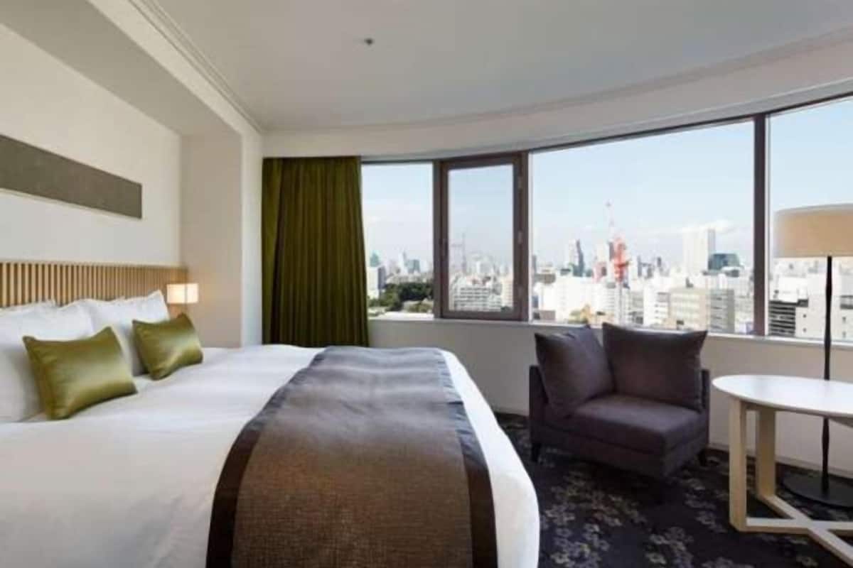 Edredón, minibar, caja de seguridad en la habitación y escritorio