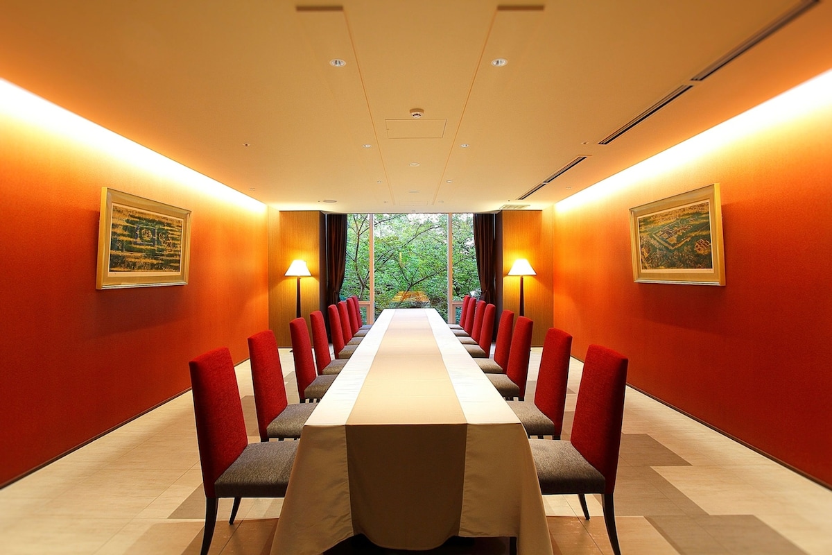 Prince Sakura Tower, 2 restaurants, breakfast, lunch, dinner served; Italian cuisine